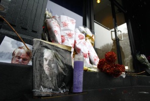 Seguidores del actor han dejado ofrendas florales afuera del apartamento